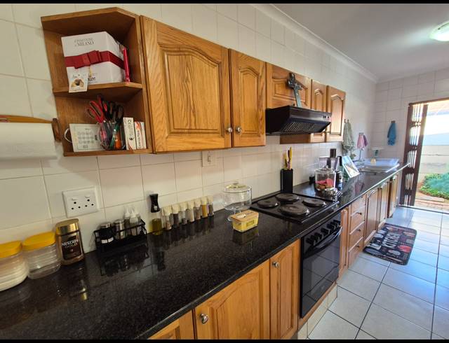 3 BEDROOM TOWNHOUSE FOR SALE IN VANDERBIJLPARK SE 3